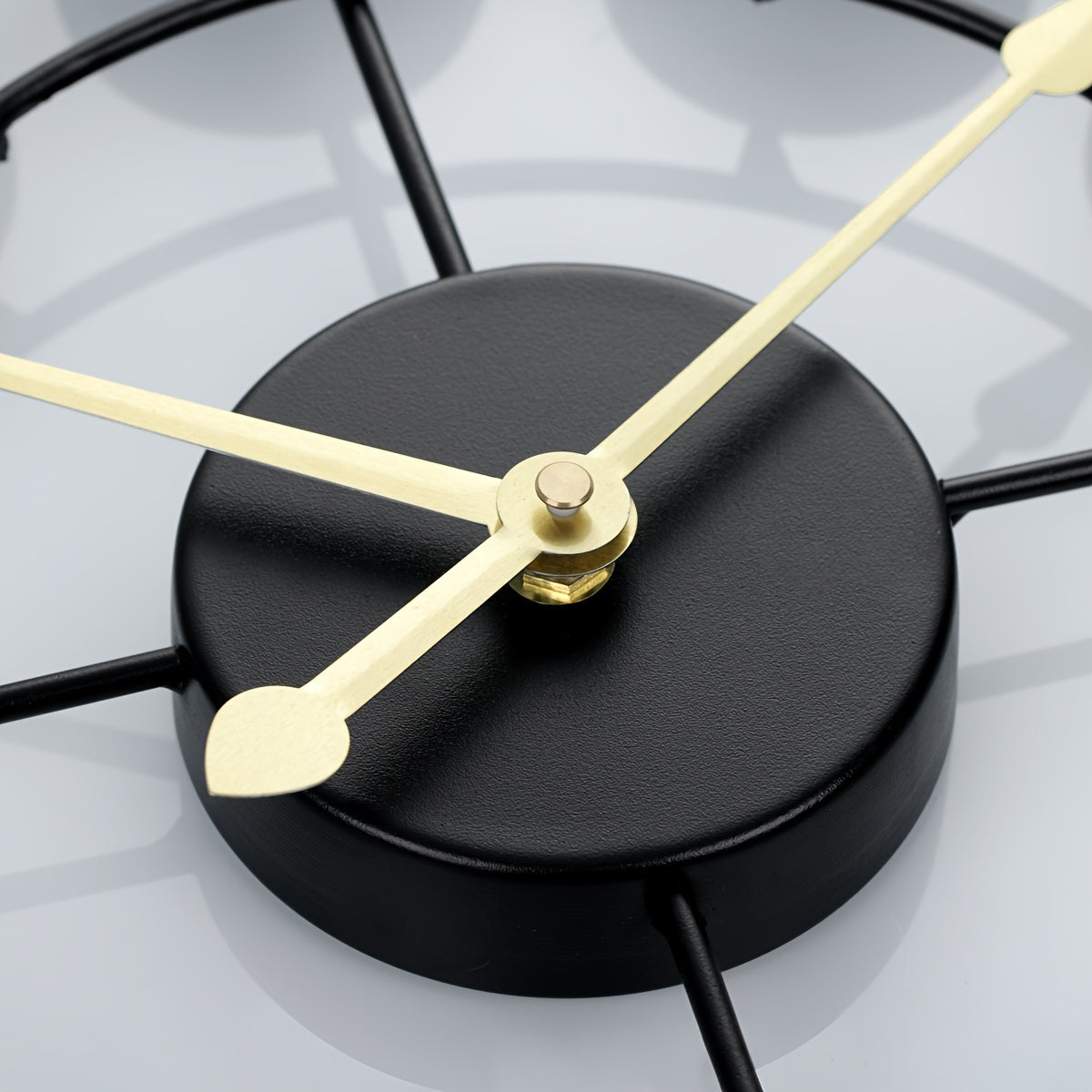 Bunte Metalluhr mit Retro-Eisen-Design und Akzentstil
