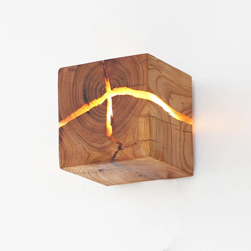 Lampada da parete in legno massello con design in resina intagliata a mano WoodAura