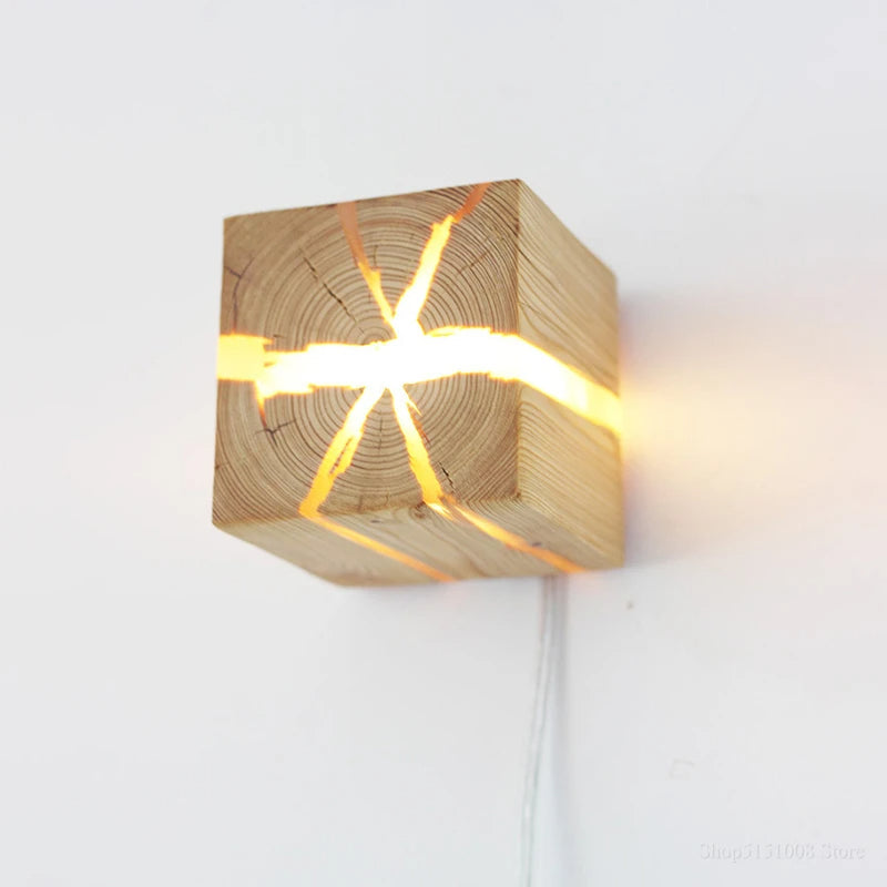 Lampada da parete in legno massello con design in resina intagliata a mano WoodAura