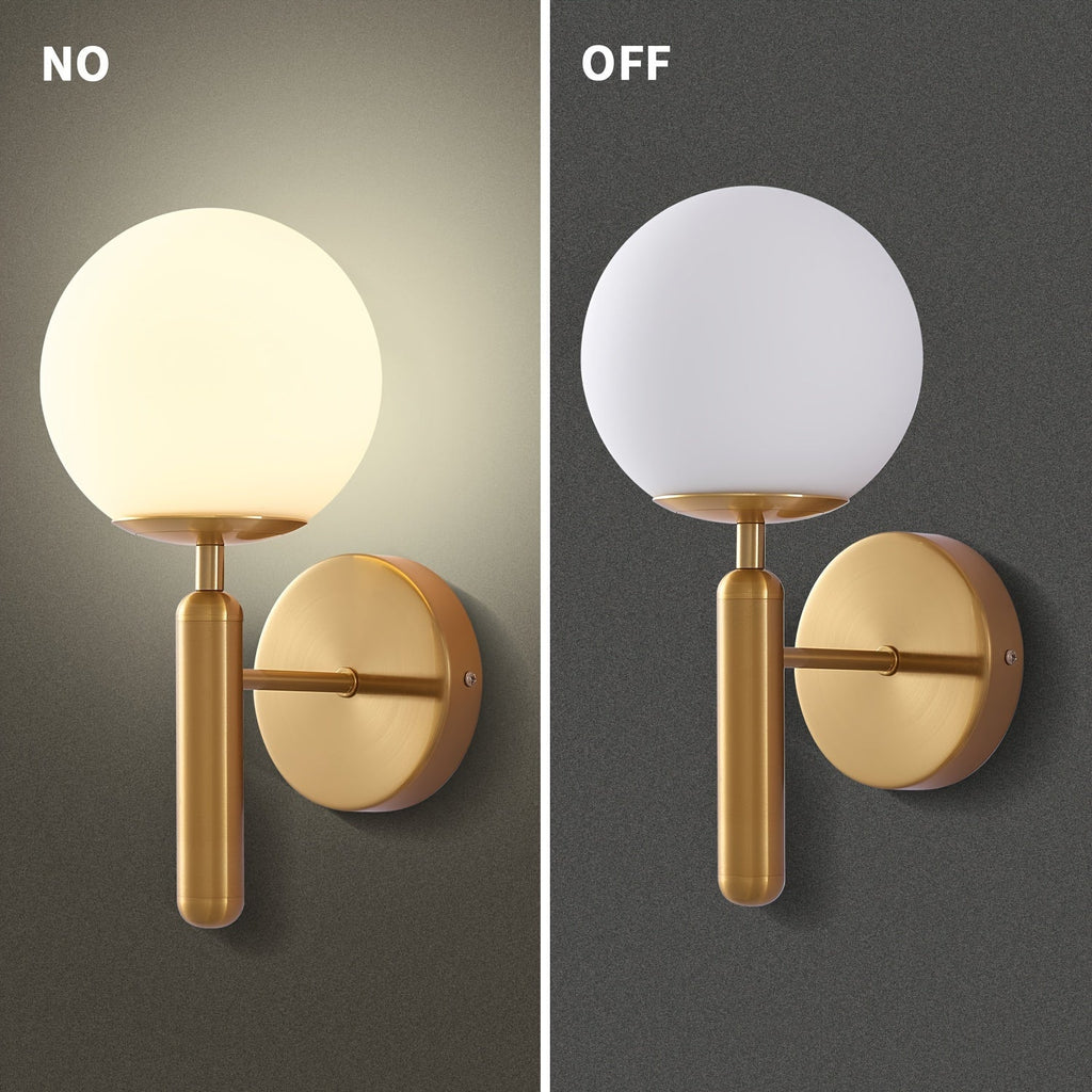 Moderní nástěnná lampa s kulatým skleněným stínidlem a leštěným kovovým držákem