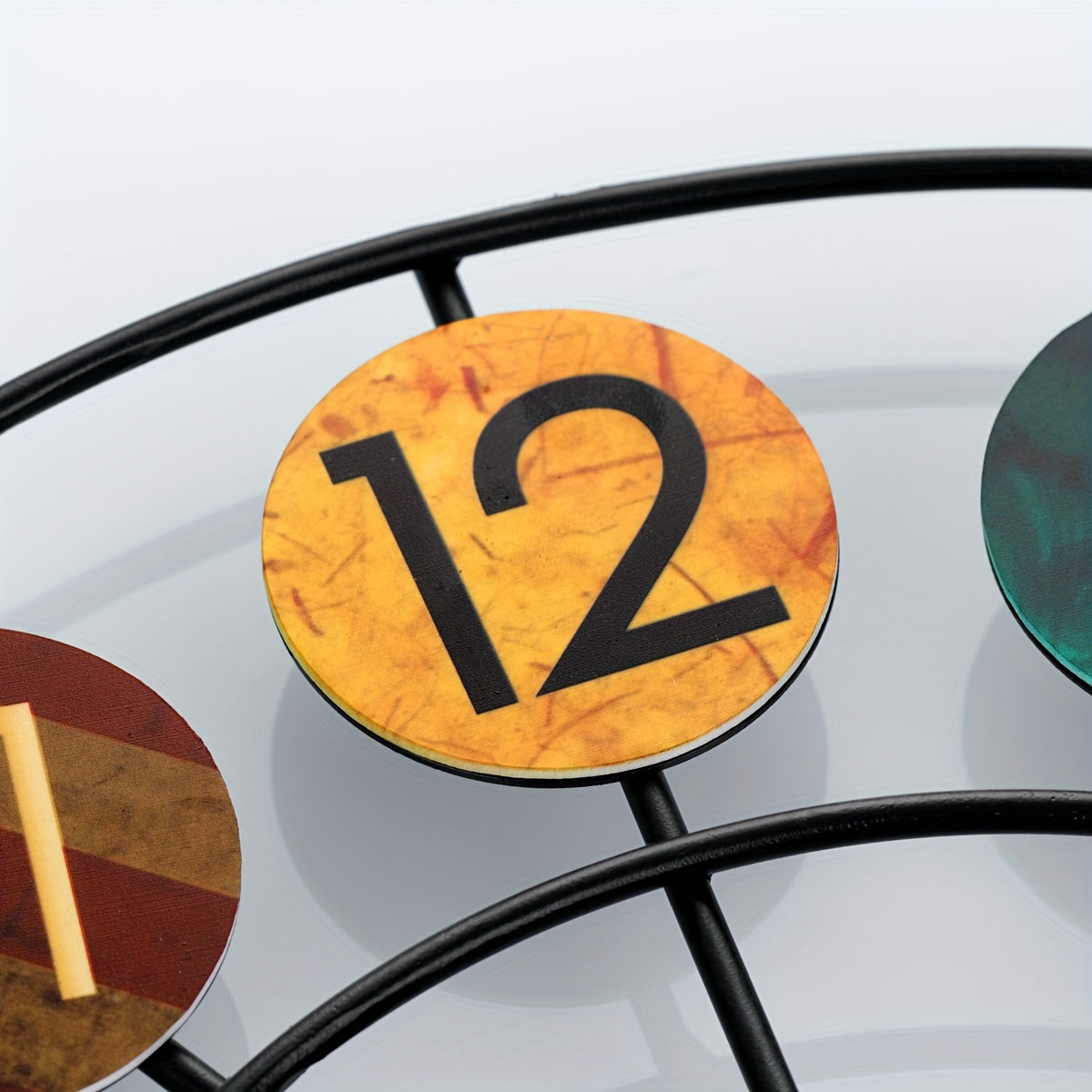 Bunte Metalluhr mit Retro-Eisen-Design und Akzentstil