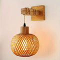 Rustikale handgewebte Wandlampe aus Rattan und Holz