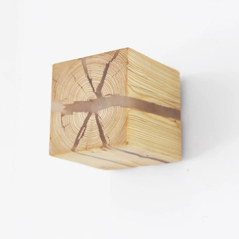 Lampada da parete in legno massello con design in resina intagliata a mano WoodAura