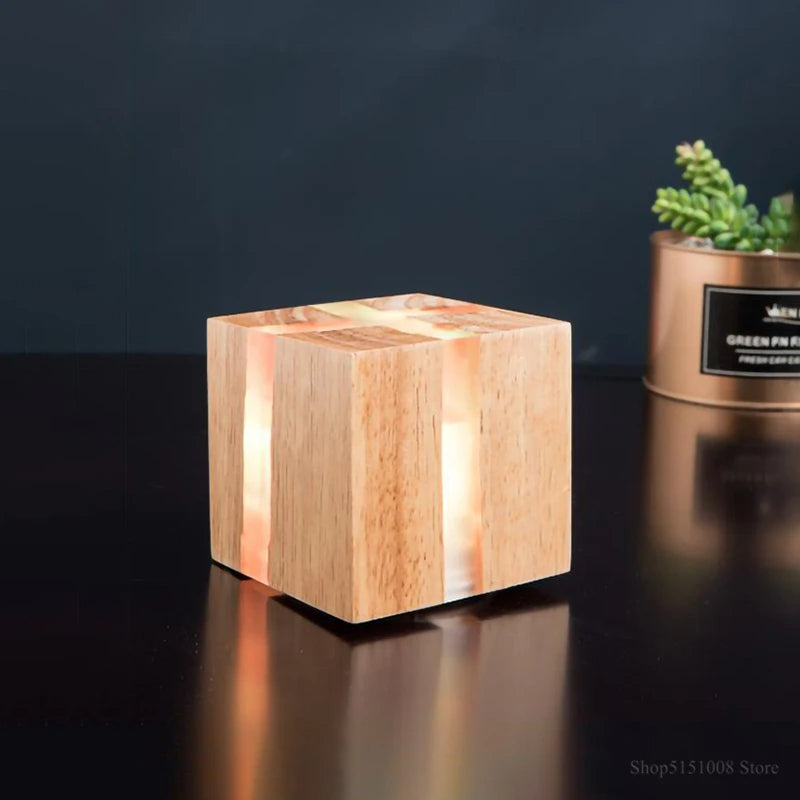 Lampada da parete in legno massello con design in resina intagliata a mano WoodAura
