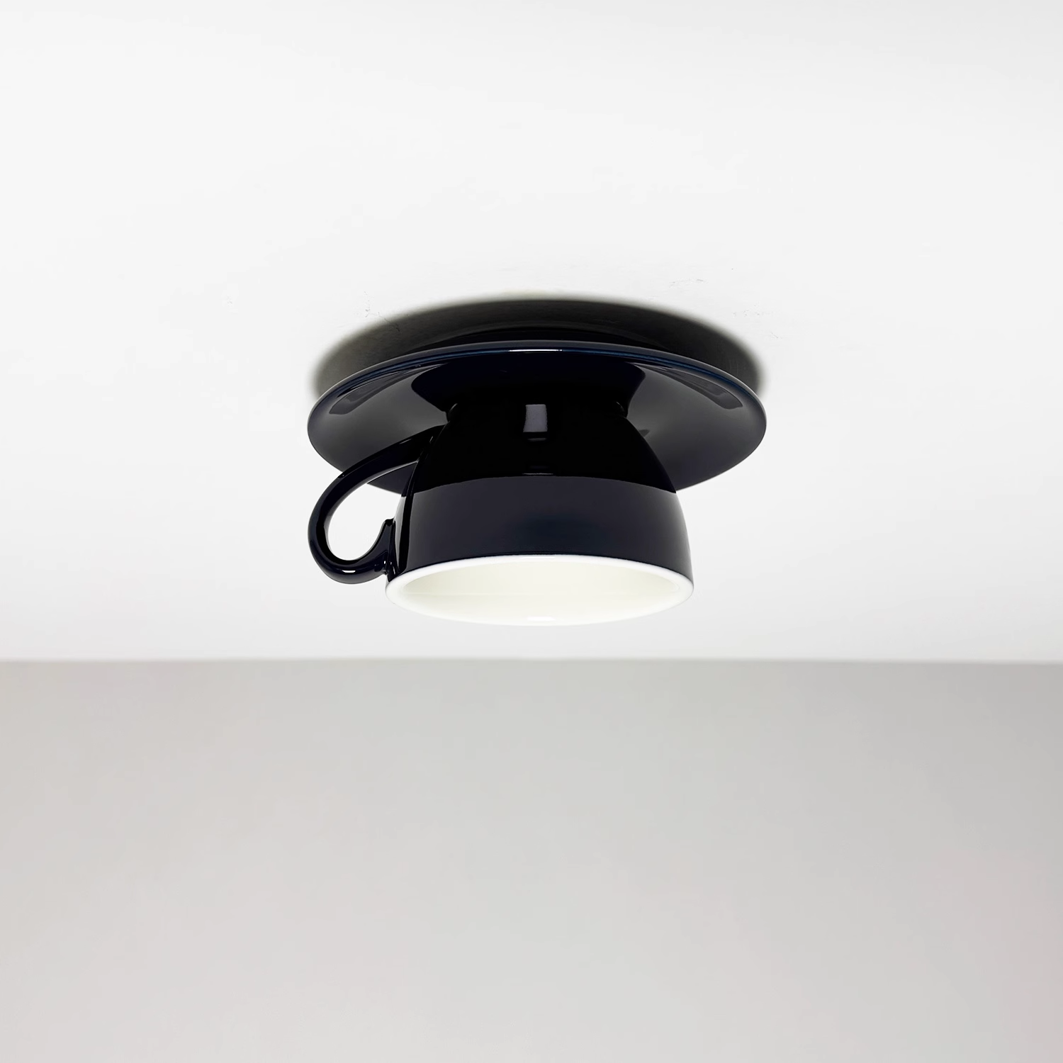 Kaffekopp i keramisk taklampe med LED i blått og rosa for soverom og stue