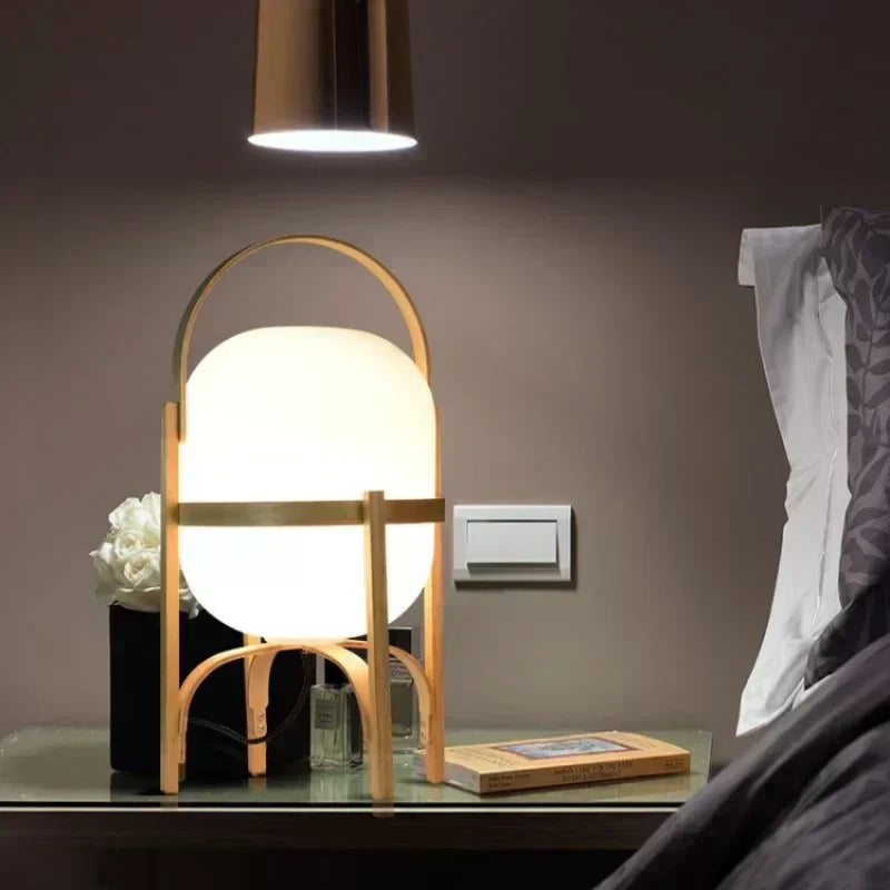 LumaNova Tofarvet Trækurv Bordlampe med Opalglas-skærm