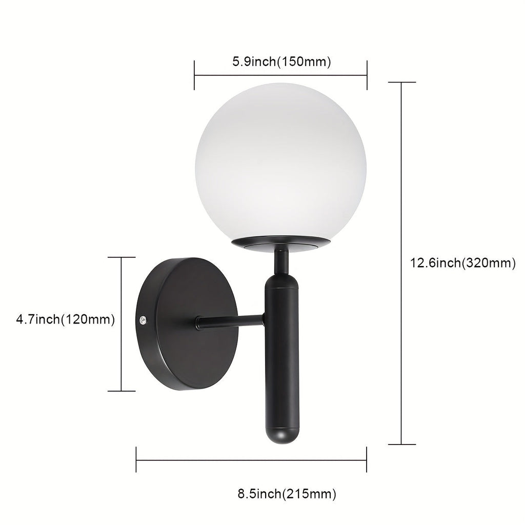 Moderní nástěnná lampa s kulatým skleněným stínidlem a leštěným kovovým držákem