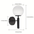 Moderní nástěnná lampa s kulatým skleněným stínidlem a leštěným kovovým držákem