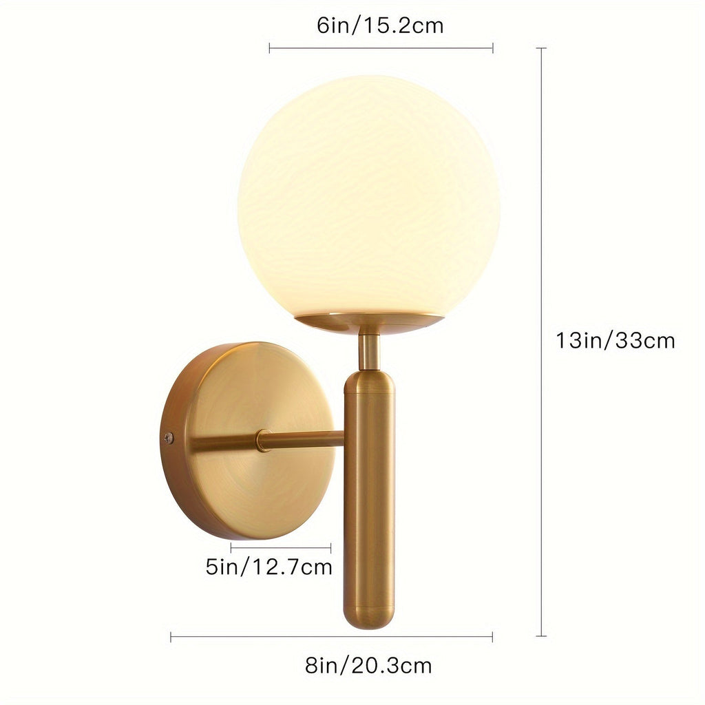 Moderní nástěnná lampa s kulatým skleněným stínidlem a leštěným kovovým držákem