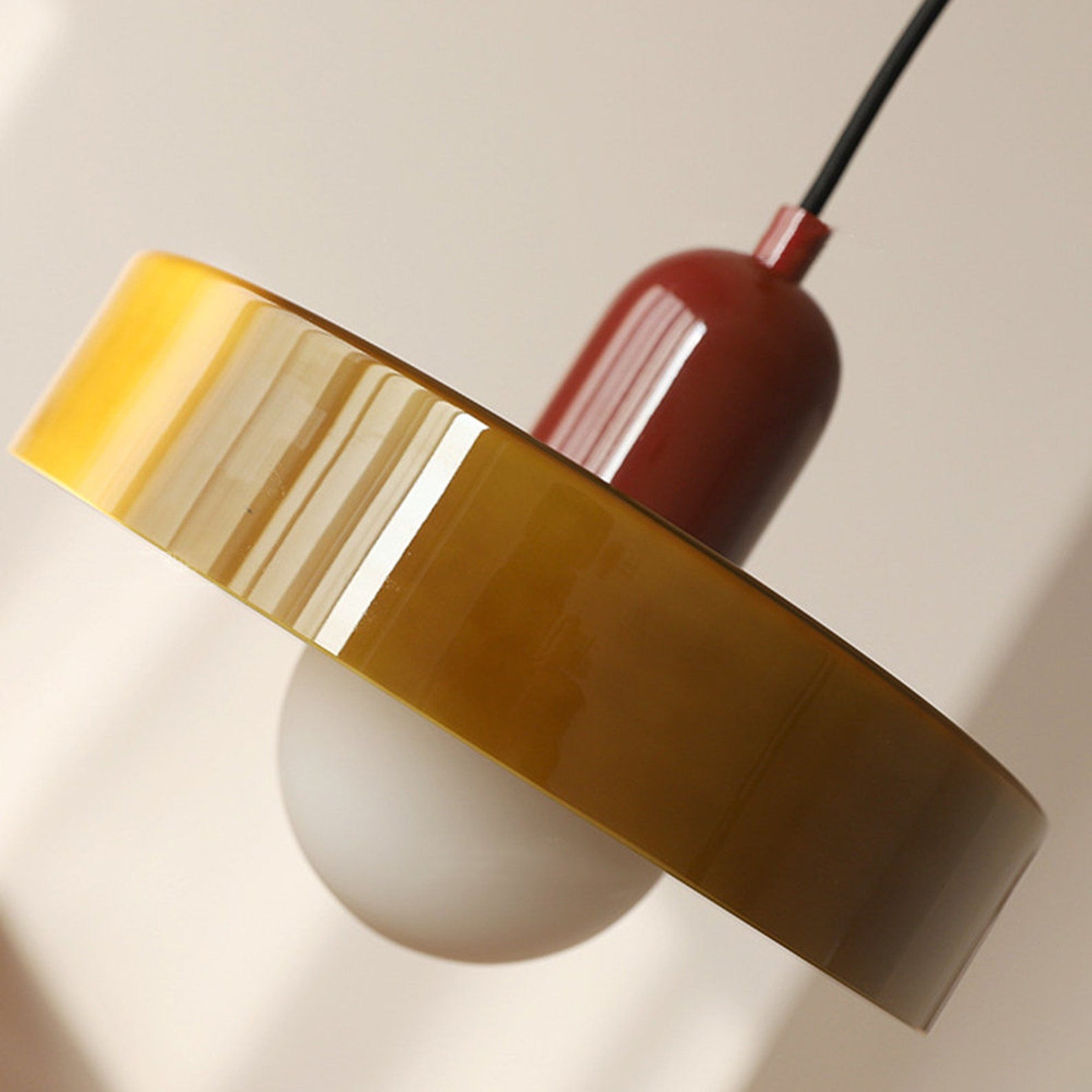 Lampada a sospensione nordica con aspetto in vetro retrò per spazi moderni e colorati