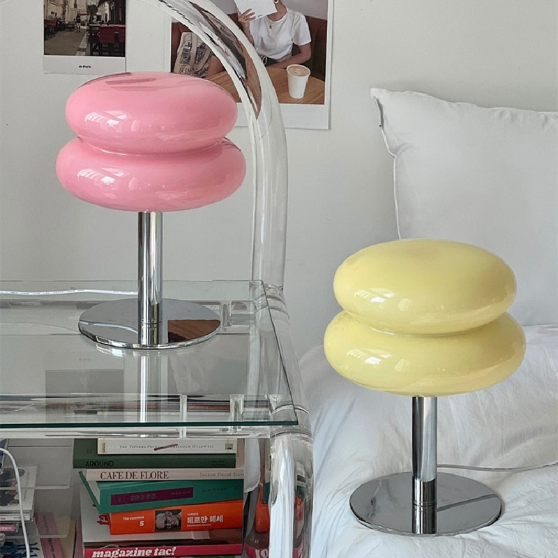 Italiensk inspirerad glaslampa med bord och modern retrostil