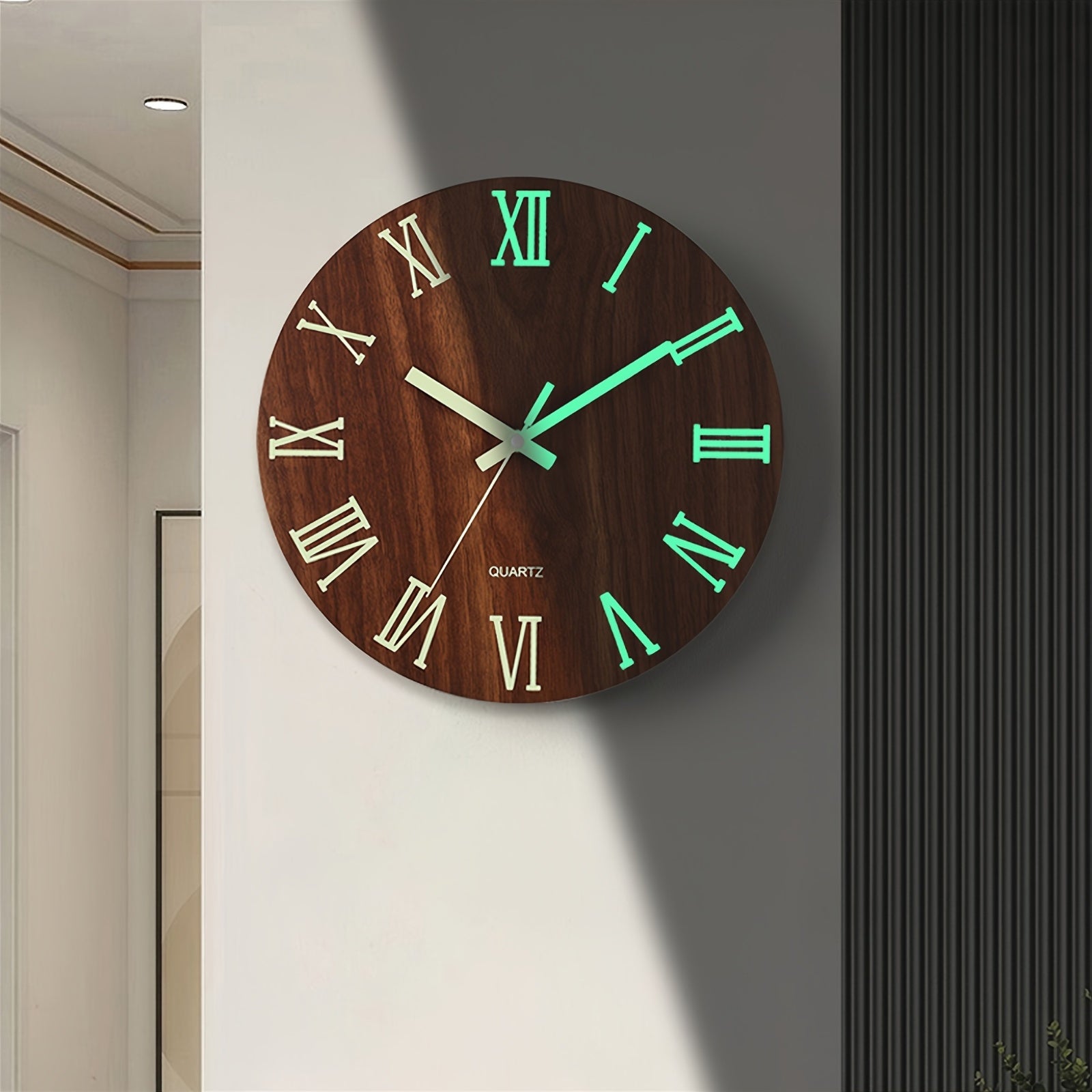 Wanduhr aus Walnussholz mit leuchtendem Glow und geräuschlosem Quarzwerk