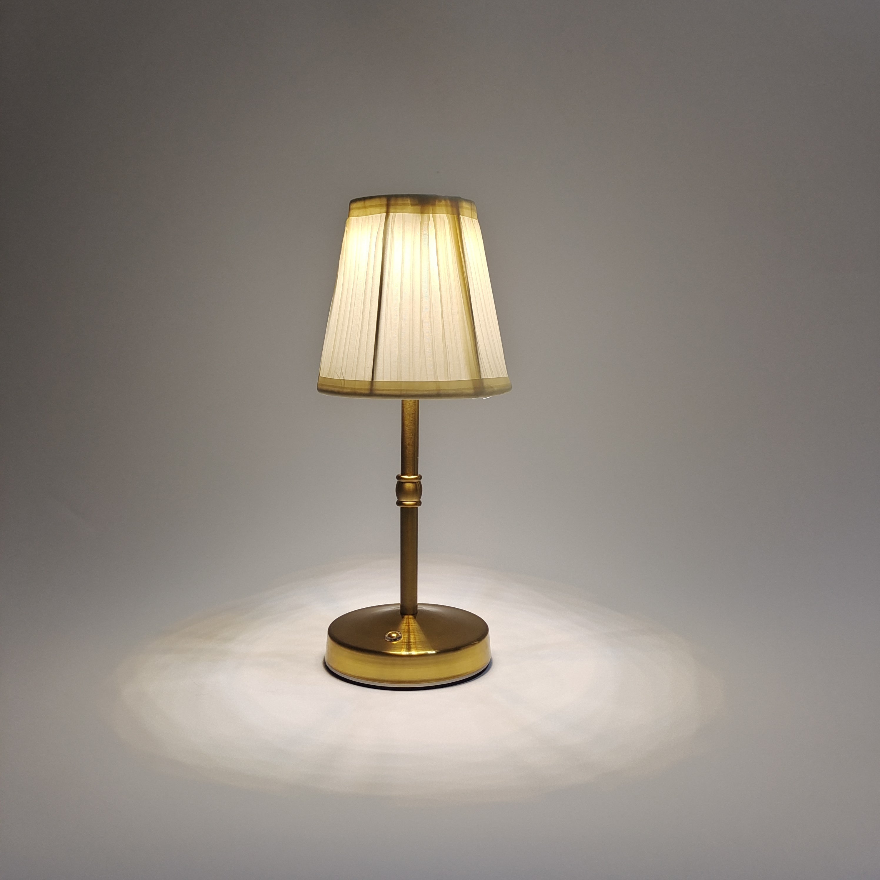 Bezdrátová stolní lampa s dotykově ovládaným LED světlem v antik mosazi
