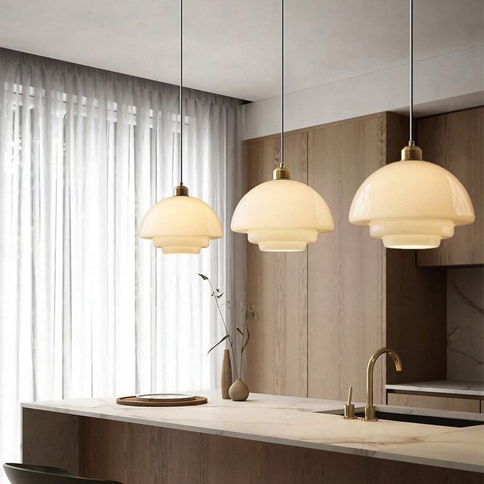 Závěsná lampa z mléčného skla pro moderní interiéry a styl poloviny století