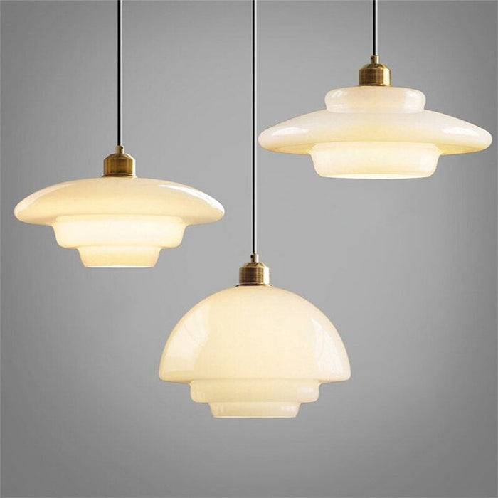 Závěsná lampa z mléčného skla pro moderní interiéry a styl poloviny století