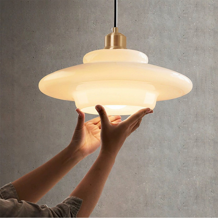 Závěsná lampa z mléčného skla pro moderní interiéry a styl poloviny století