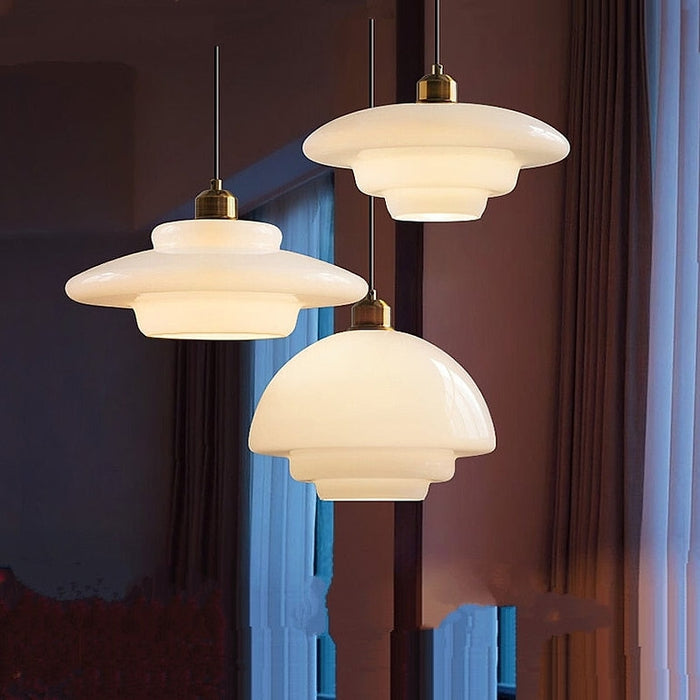 Závěsná lampa z mléčného skla pro moderní interiéry a styl poloviny století