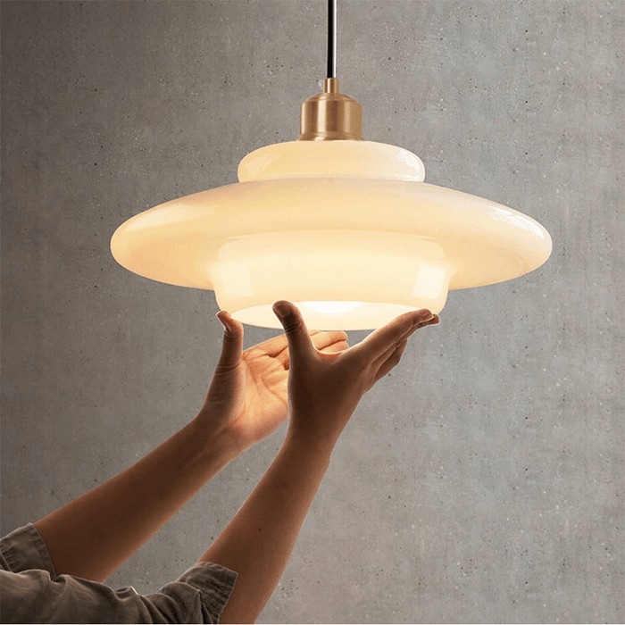 Milchige Pendelleuchte mit weißem Glasschirm für moderne Mid-Century-Dekoration