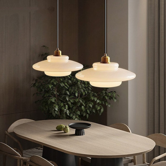 Závěsná lampa z mléčného skla pro moderní interiéry a styl poloviny století