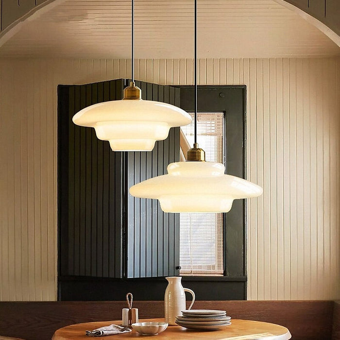 Závěsná lampa z mléčného skla pro moderní interiéry a styl poloviny století
