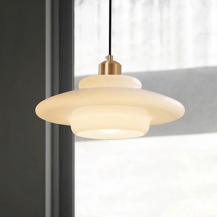 Závěsná lampa z mléčného skla pro moderní interiéry a styl poloviny století