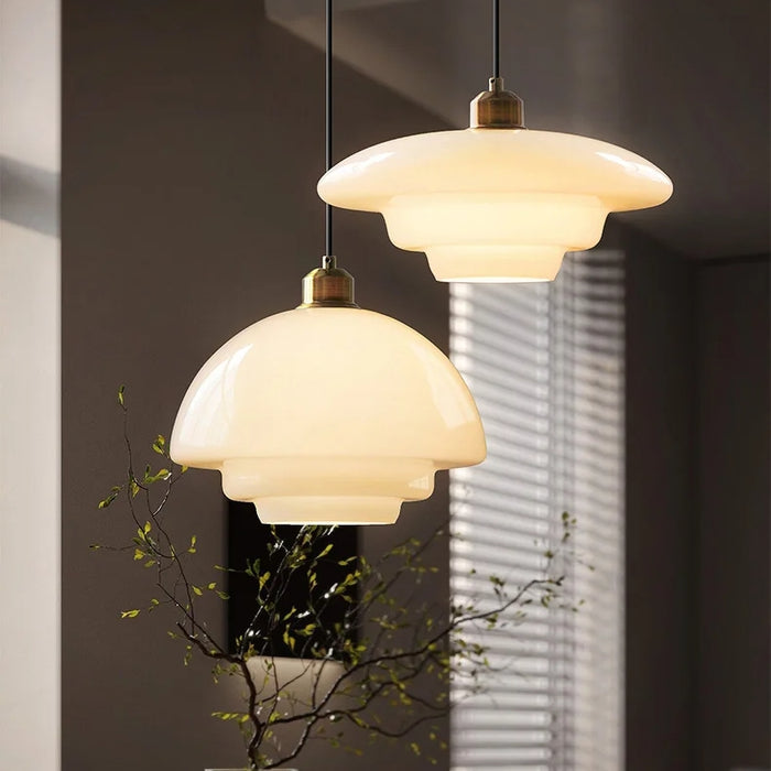 Závěsná lampa z mléčného skla pro moderní interiéry a styl poloviny století