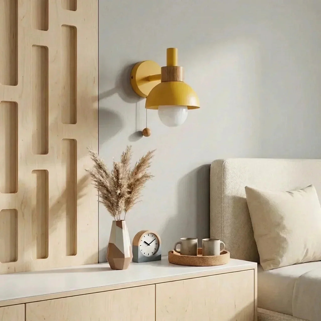 Globe Wandlamp met metalen kap en houten bevestiging | Rosalyssa