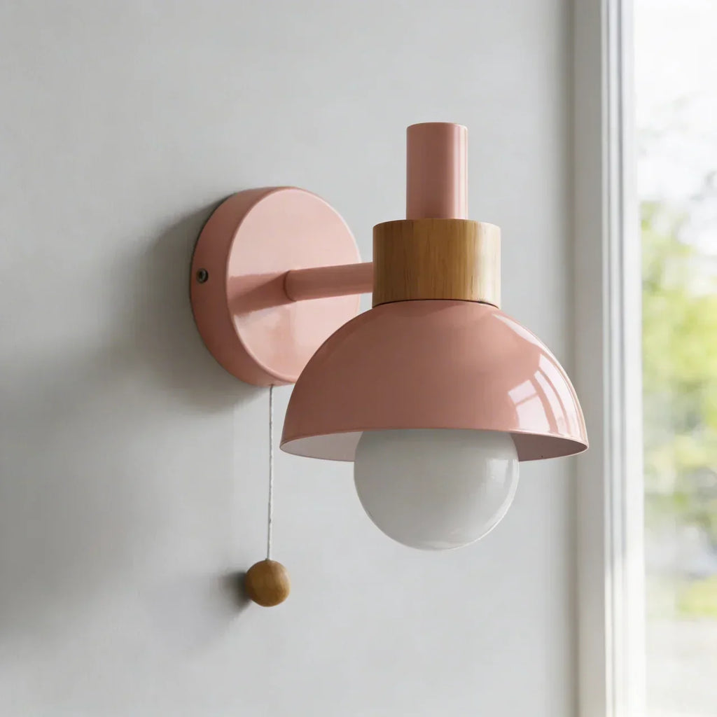 Globe Wandlamp met metalen kap en houten bevestiging | Rosalyssa