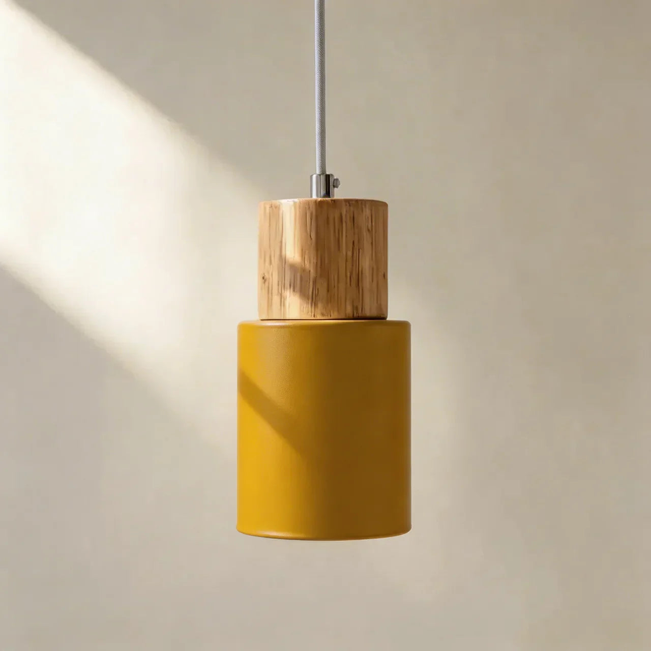 Die Aluminium-Zylinder-Hängeleuchte mit Holzdetail | Rosalyssa