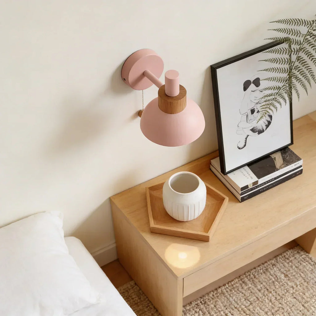 Globe Wandlamp met metalen kap en houten bevestiging | Rosalyssa