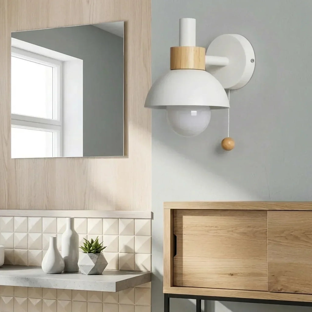 Globe Wandlamp met metalen kap en houten bevestiging | Rosalyssa