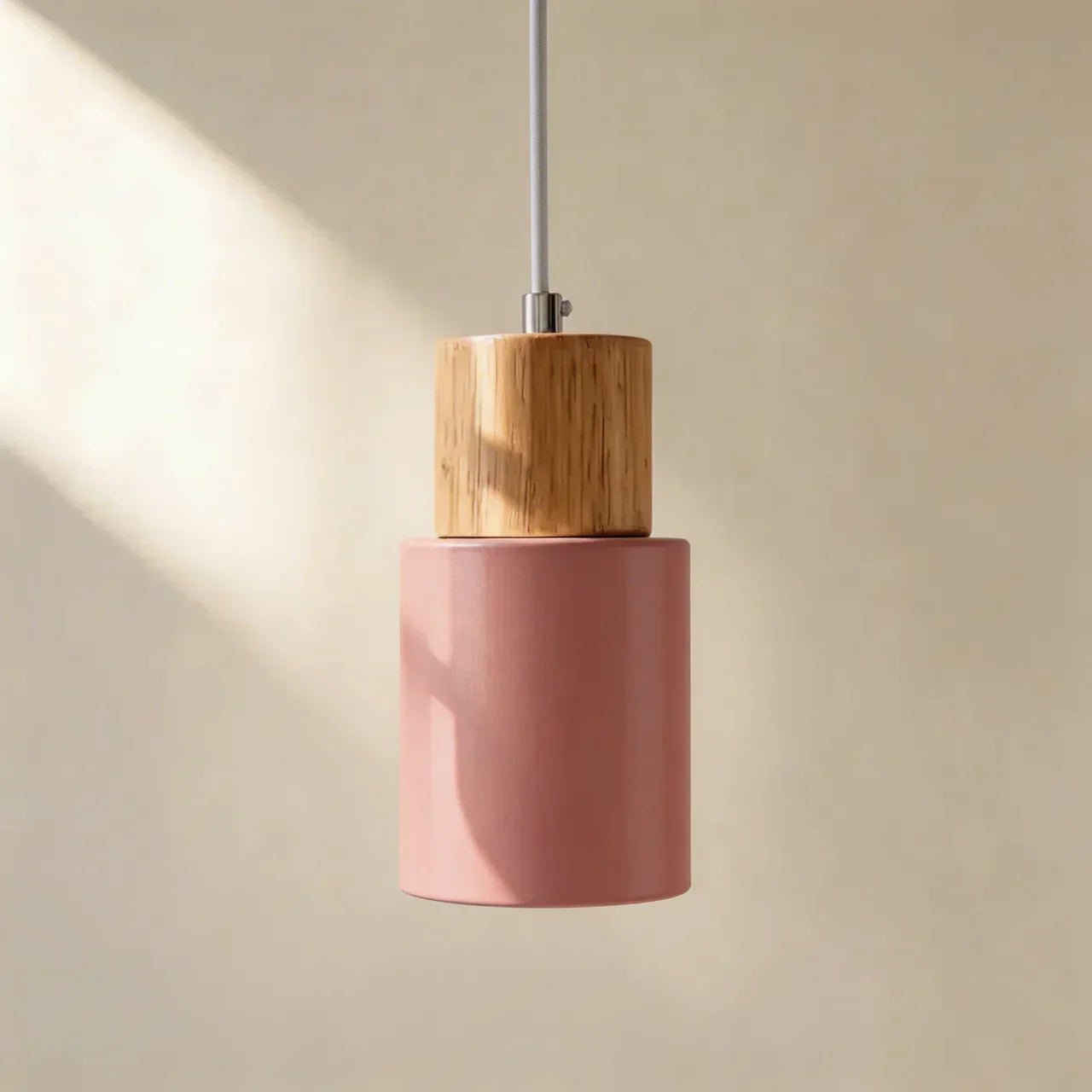 Die Aluminium-Zylinder-Hängeleuchte mit Holzdetail | Rosalyssa