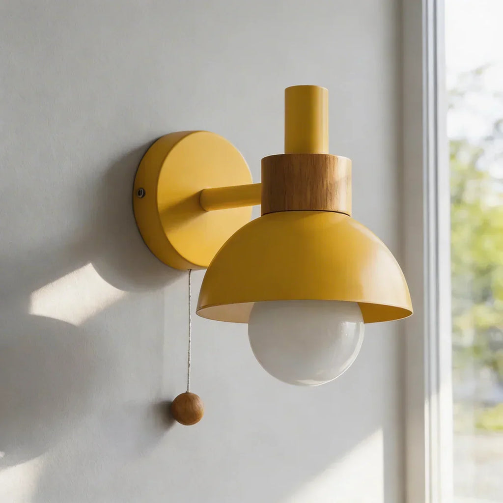 Globe Wandlamp met metalen kap en houten bevestiging | Rosalyssa