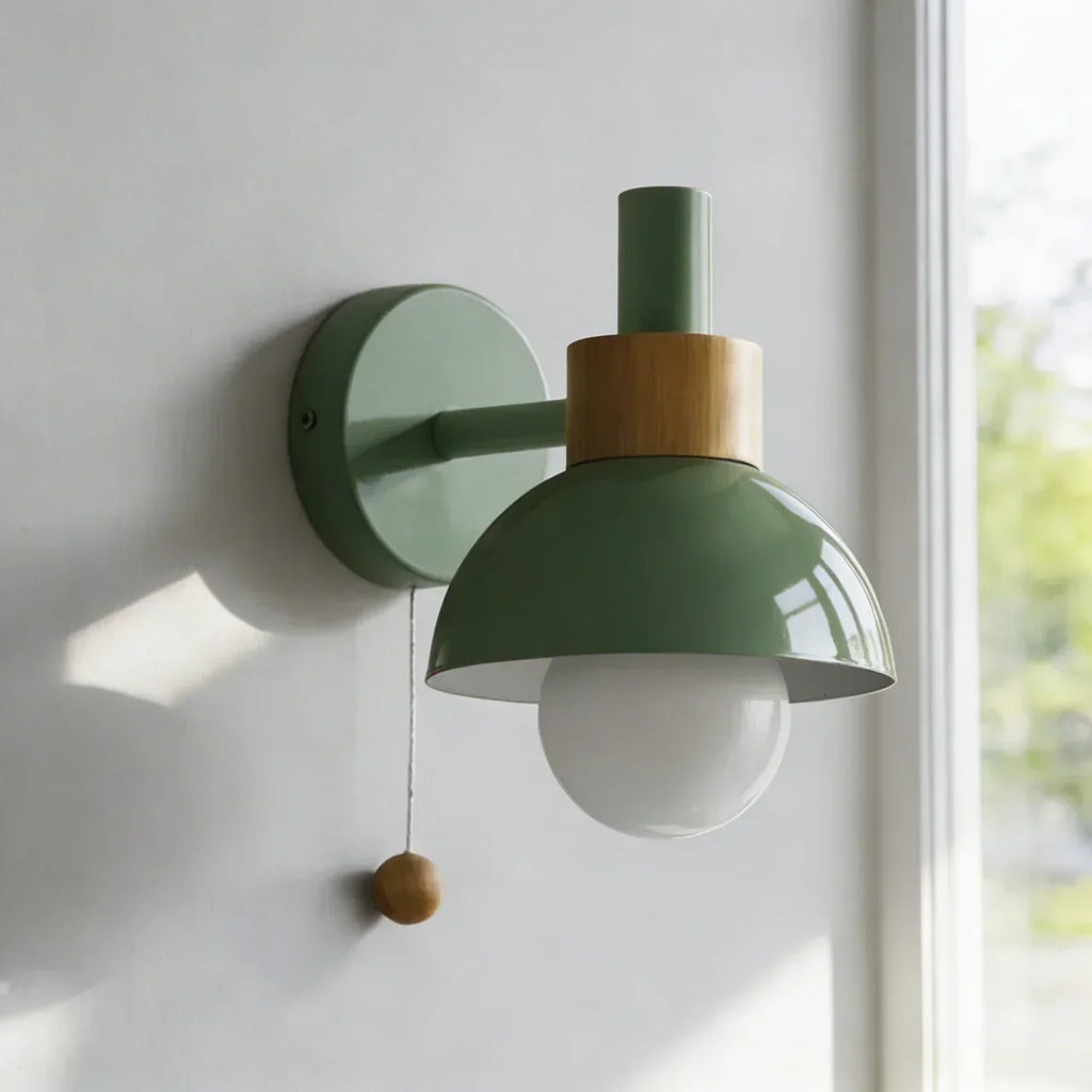Globe Wandlamp met metalen kap en houten bevestiging | Rosalyssa