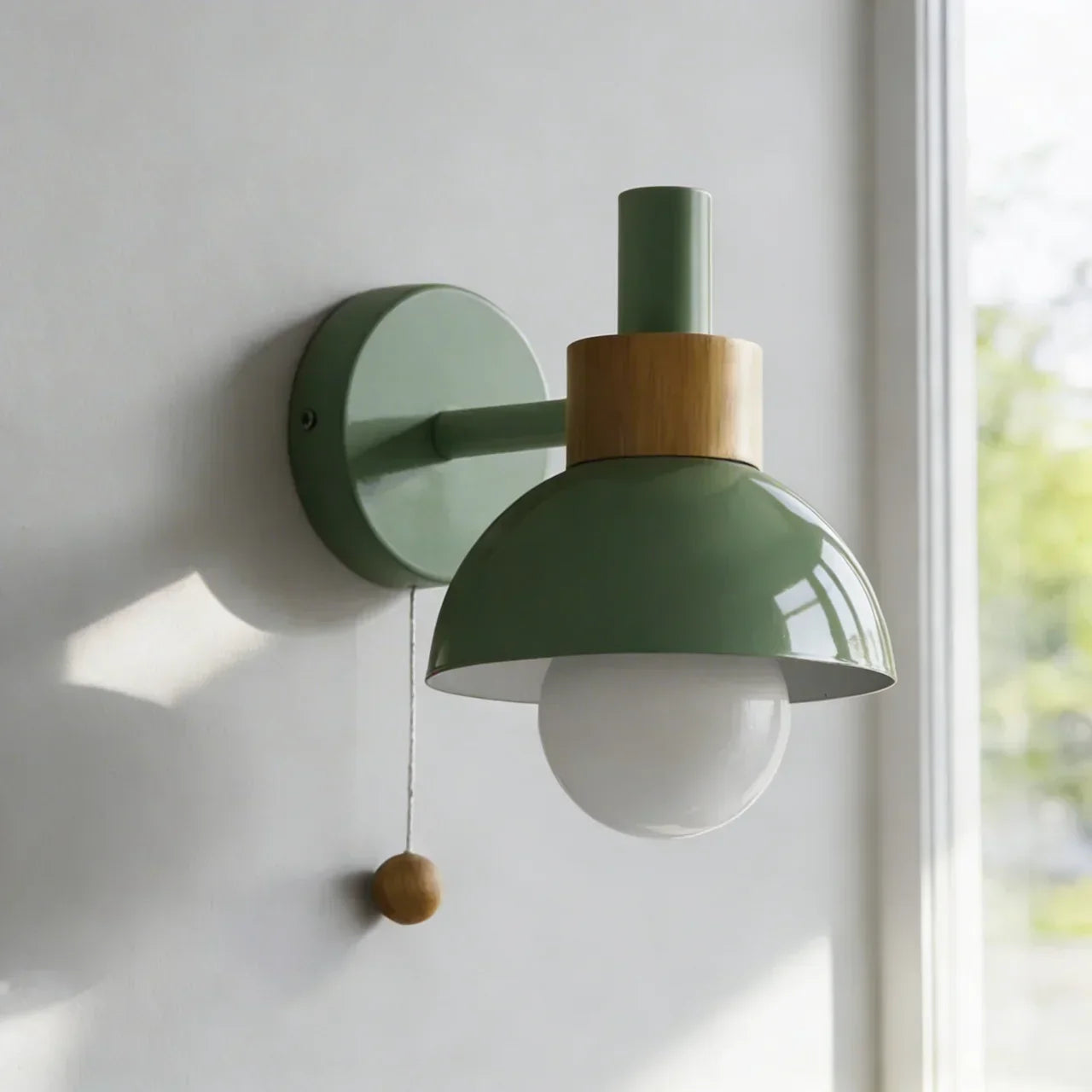 Globe Wandlamp met metalen kap en houten bevestiging | Rosalyssa