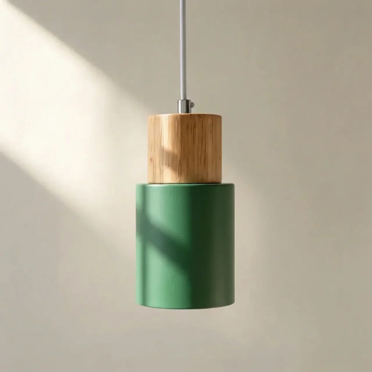 Die Aluminium-Zylinder-Hängeleuchte mit Holzdetail | Rosalyssa