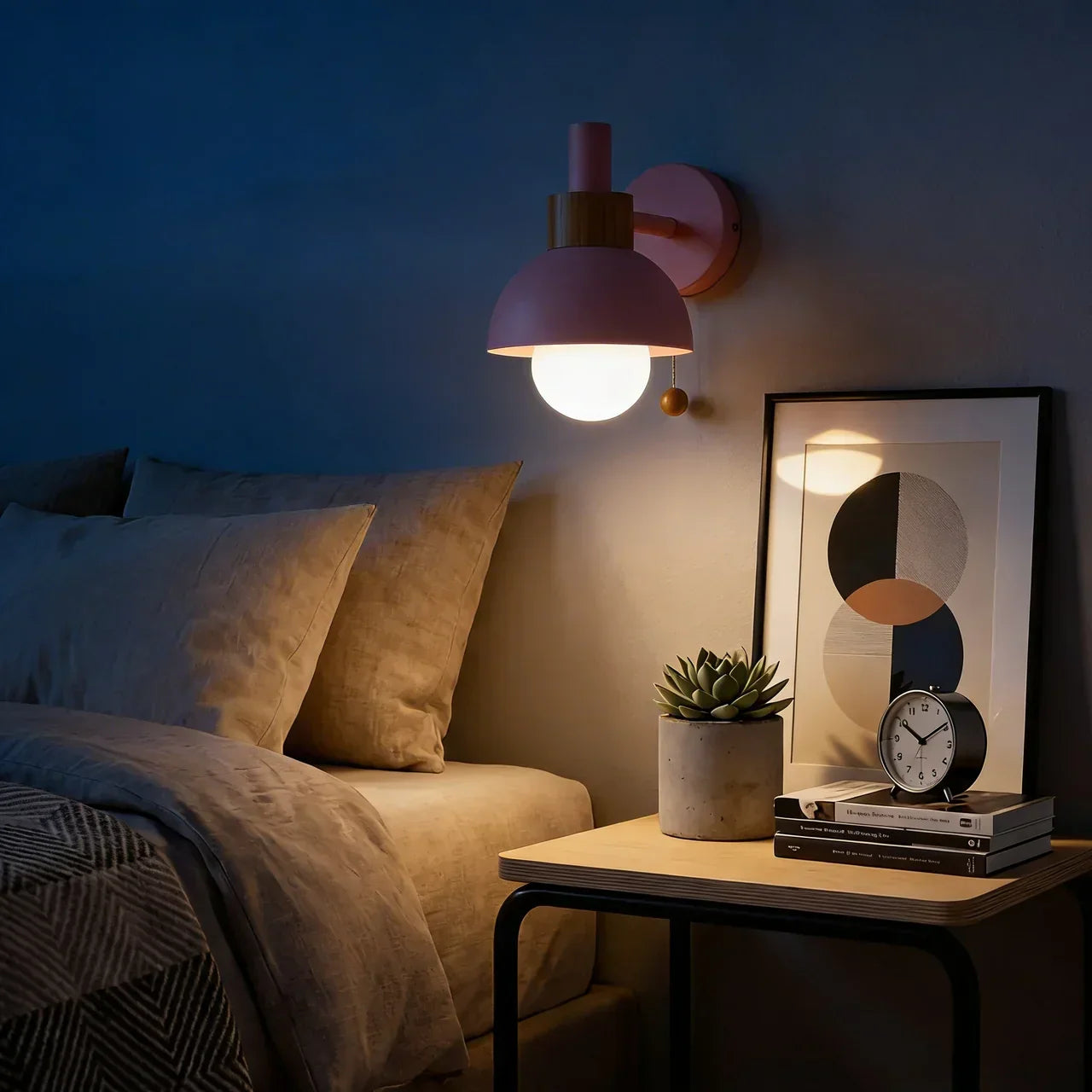 Globe Wandlamp met metalen kap en houten bevestiging | Rosalyssa