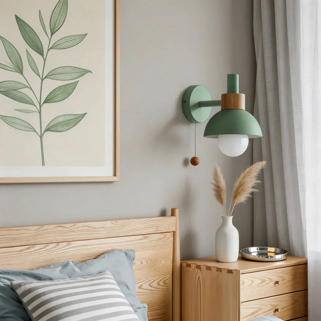 Globe Wandlamp met metalen kap en houten bevestiging | Rosalyssa