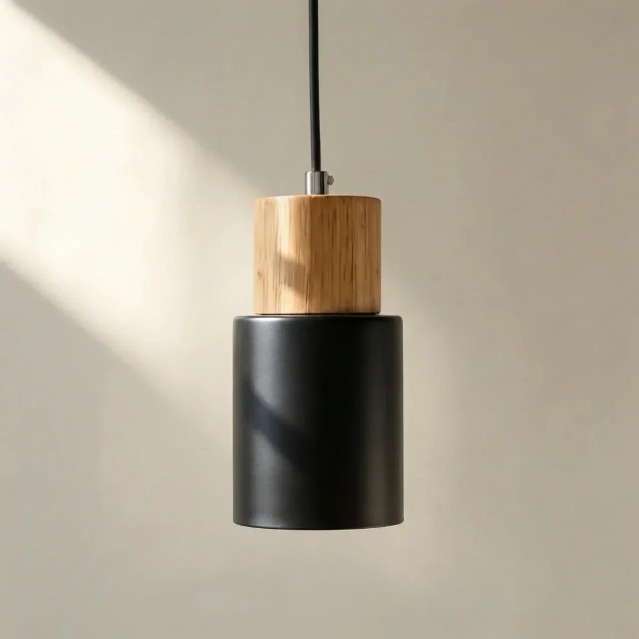 Die Aluminium-Zylinder-Hängeleuchte mit Holzdetail | Rosalyssa