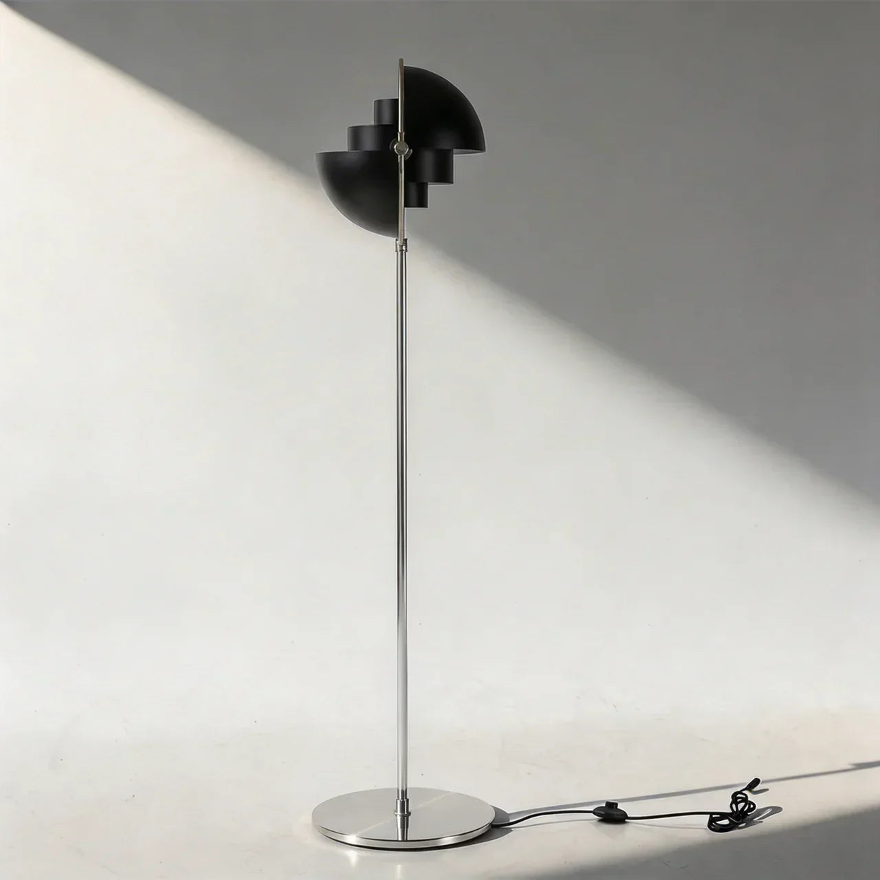 Lampada da pavimento direzionale in stile danese moderno per uso domestico | Rosalyssa