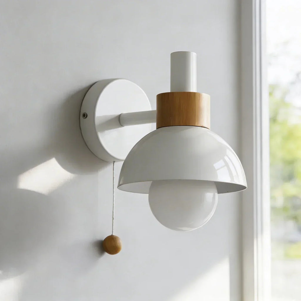 Globe Wandlamp met metalen kap en houten bevestiging | Rosalyssa