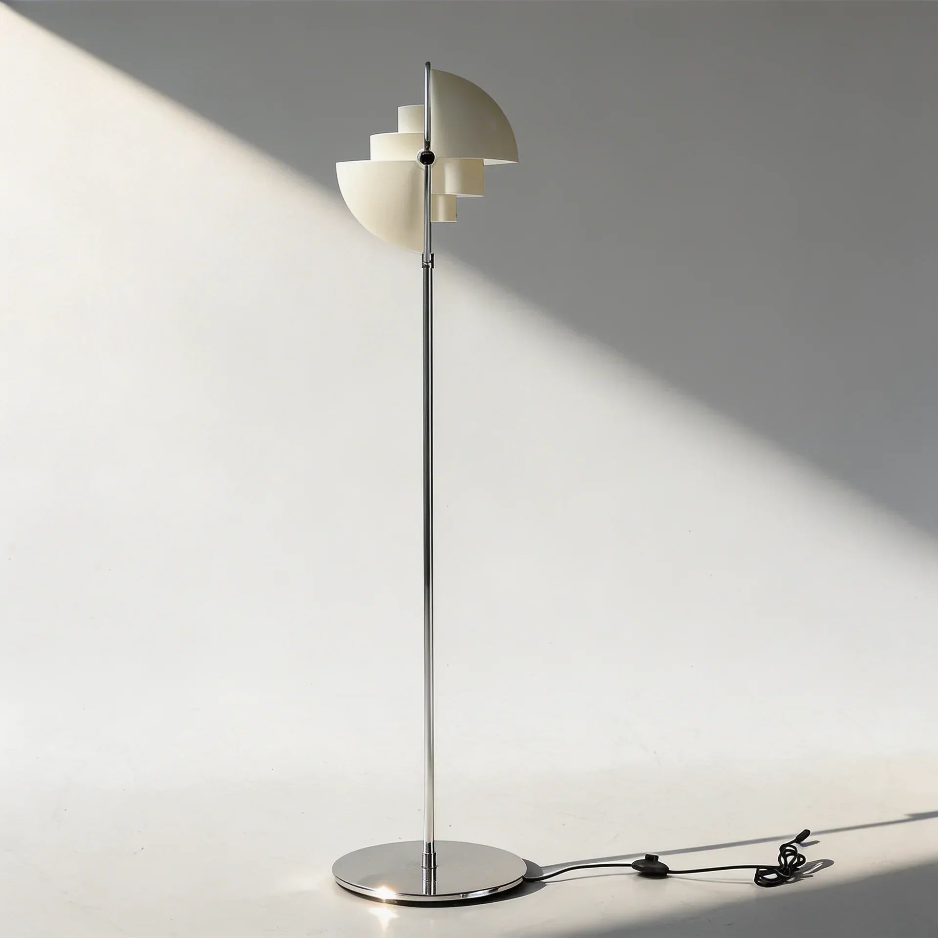 Lampada da pavimento direzionale in stile danese moderno per uso domestico | Rosalyssa