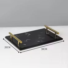 Czarna taca prezentacyjna z marmuru Regal z złotą obręczą do łazienki