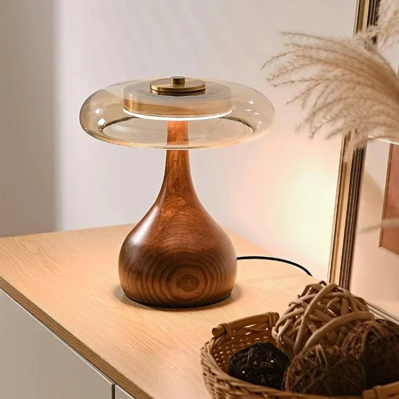 Candeeiro de Mesa Andi em Vidro com Detalhes em Latão e Madeira