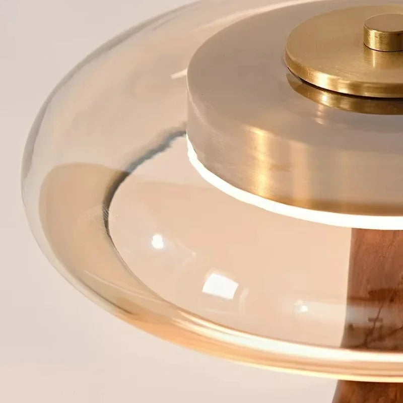 Candeeiro de Mesa Andi em Vidro com Detalhes em Latão e Madeira
