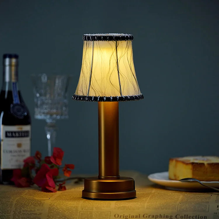 NovaForge CNC-gefräste kabellose Tischlampe aus Messing mit Downlight