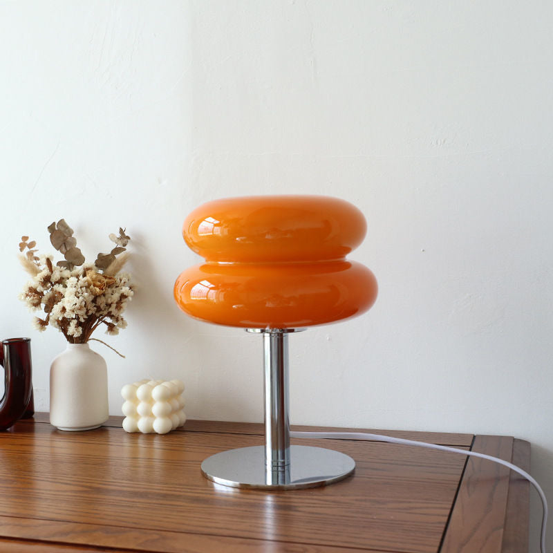 Italiensk inspirerad glaslampa med bord och modern retrostil