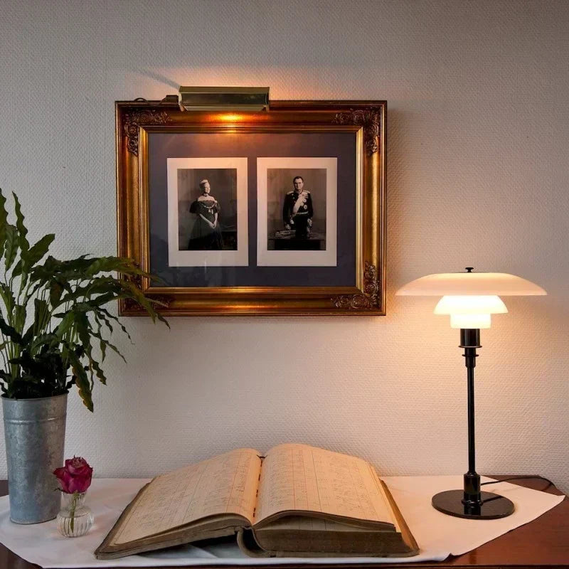 LumaNova víceúrovňová kovová stolní lampa v moderním provedení