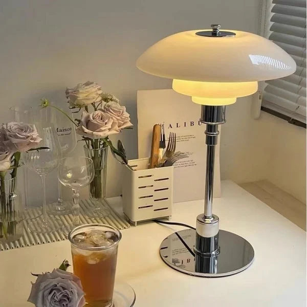 LumaNova víceúrovňová kovová stolní lampa v moderním provedení