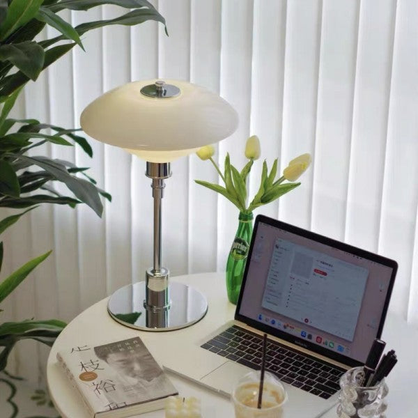 LumaNova víceúrovňová kovová stolní lampa v moderním provedení